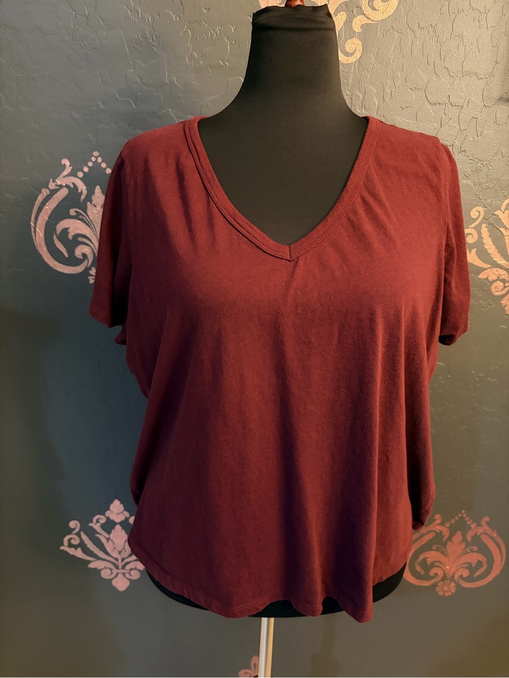 Old Navy Women's V-Neck Relaxed Tee - Wine